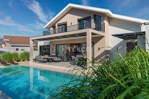 Villa with a Pool and Garden Near Çalış Beach in Fethiye