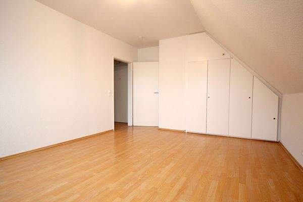 Schlafzimmer mit Einbauschrank_01.JPG