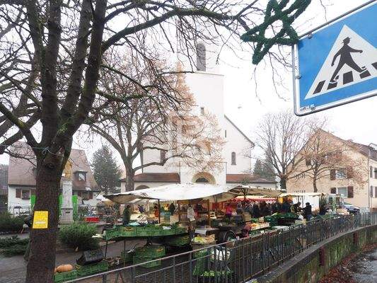 Urbankirche mit Bauernmarkt