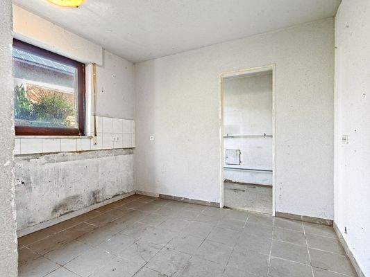 Küchenbereich mit Zugang Speisekammer