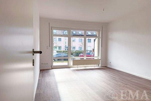 Wohnzimmer mit Zugang zum Balkon