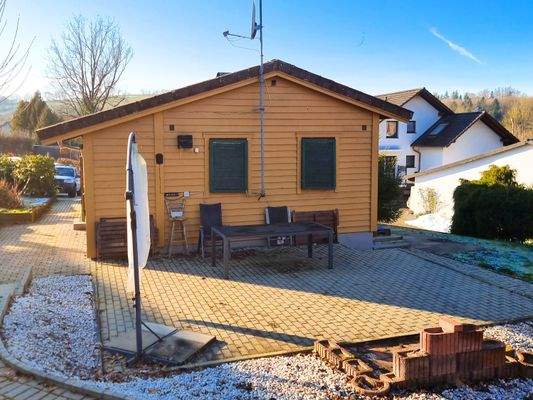 Hinteransicht mit Terrasse