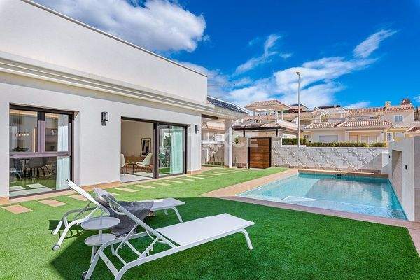 Elegant 3 Bedroom House with Pool and Solarium in Ciudad Quesada