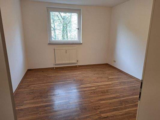 Leeres Zimmer mit Holzboden