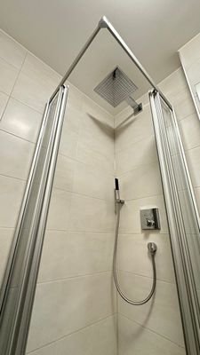 Dusche mit Regen- + Handbrause