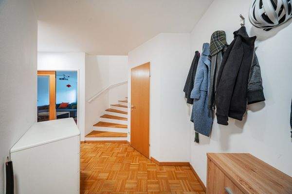 Vorraum mit Stiegenaufgang