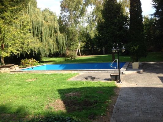 Garten mit Pool