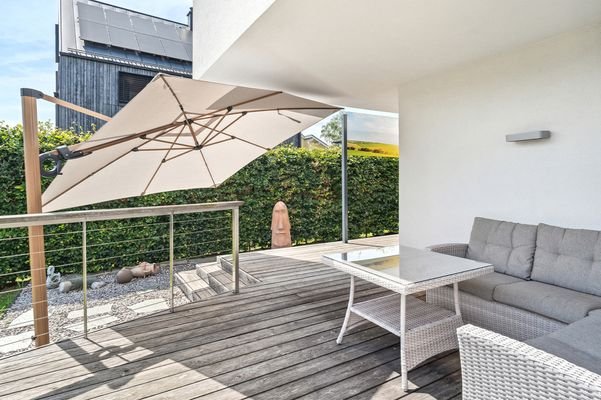 Die Südwest-Terrasse lädt zum Verweilen ein