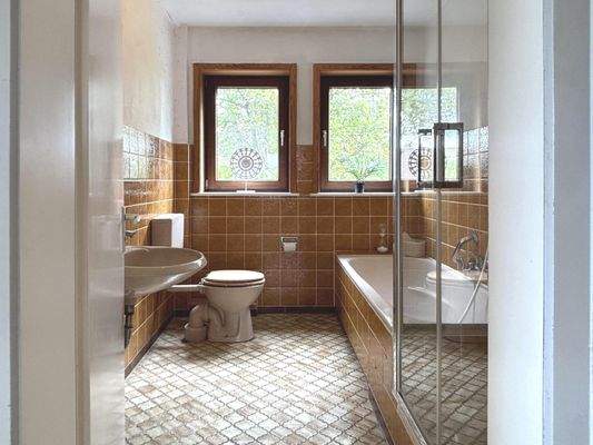 Linke DHH - DG - Badezimmer