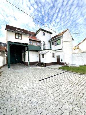 Schön gepflasterter Hof