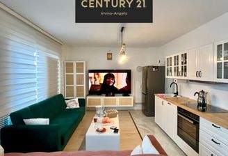 Gemütliches Wohnzimmer mit Küchenbereich