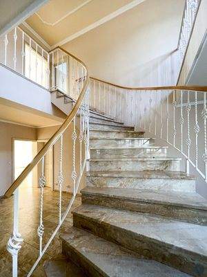 Stiegenaufgang Halle