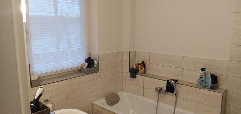 Bad mit Badewanne und Dusche