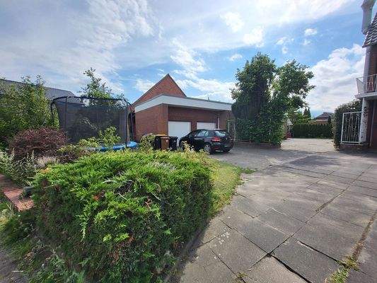 Einfahrt mit Garagen