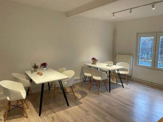 Heller Büro- oder Sozialraum mit angenehmer Arbeitsatmosphäre