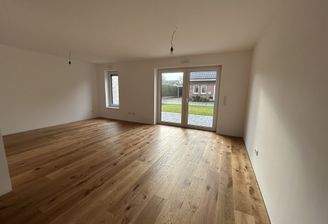 Wohnzimmer mit viel Platz und Parkett