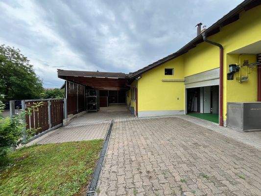 Rückseite mit Carport und Rolltor