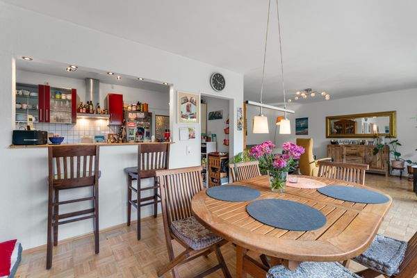 Essbereich mit Blick in die Küche