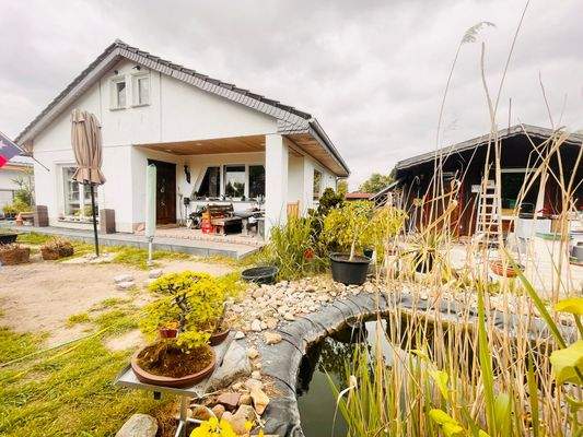 Blick in Richtung Bungalow , Teich & Nebengebäude