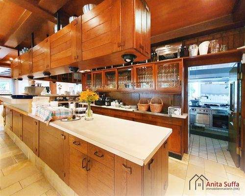 Tresen und Zugang Küche