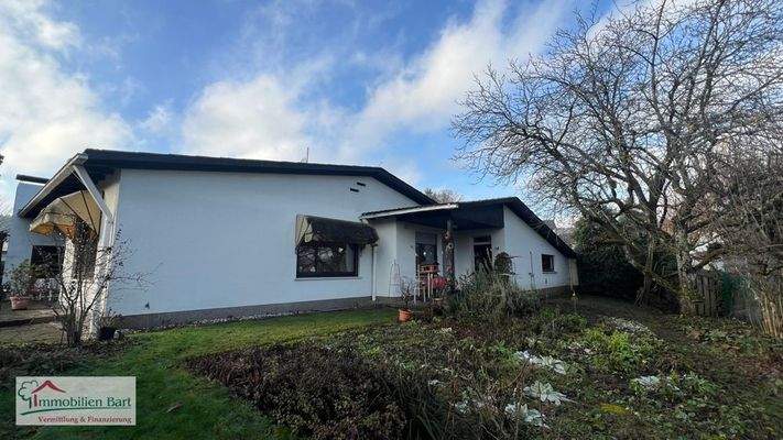 Zweite Terrasse und Zugang Garage