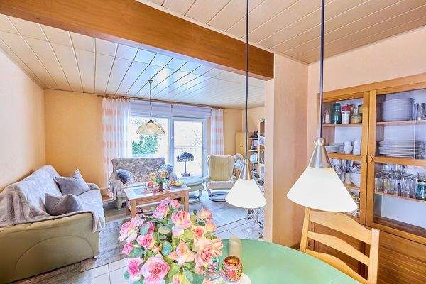 Essbereich mit Blick ins Wohnzimmer