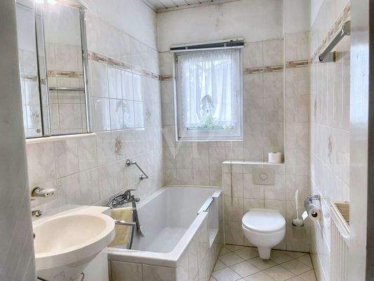 Badezimmer mit Badewanne