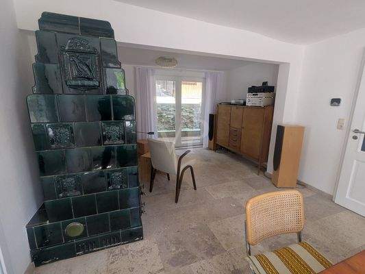 Erdgeschoß mit historischem Kaminofen