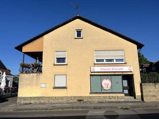 Westansicht mit Ladenzugang und Loggia im Obergeschoss