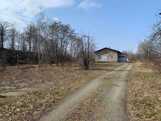 Freifläche zwischen Halle und Bürogebäude