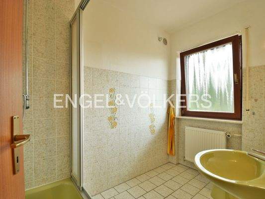 Badezimmer mit Dusche im EG