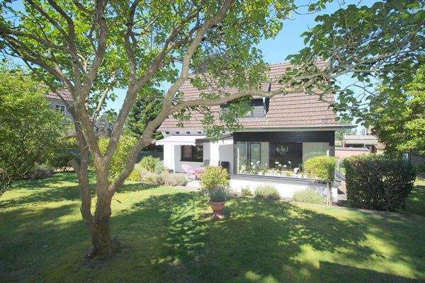 Gartenpanorama und EFH mit Wintergarten und Terrasse