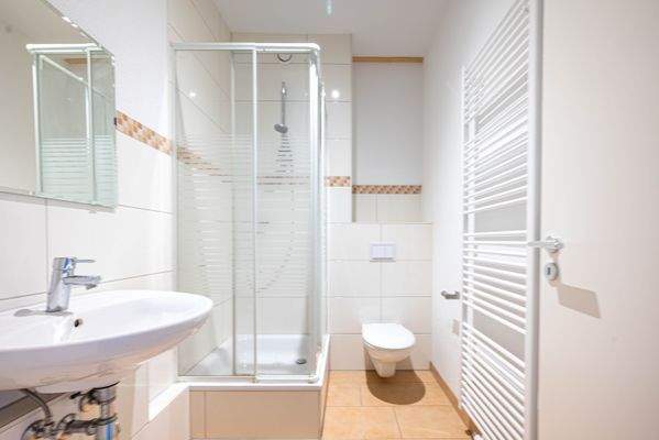 Badezimmer mit Dusche