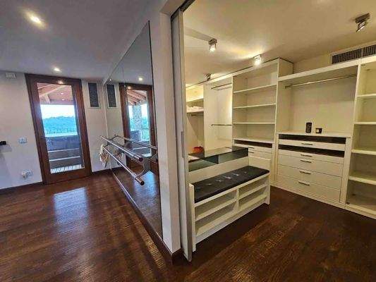 Ballettsaal und begehbarer Kleiderschrank