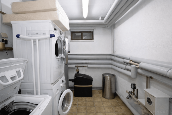 Waschküche mit Entkalkungsanlage