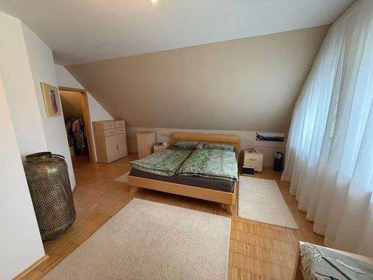 Schlafzimmer mit Ankleide