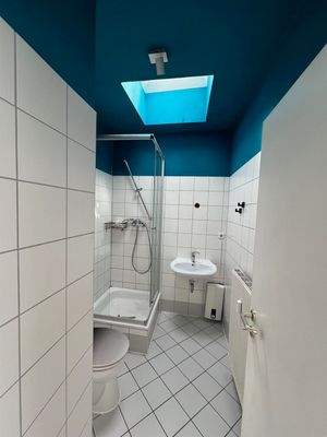 Bad (bereits weiß gestrichen)