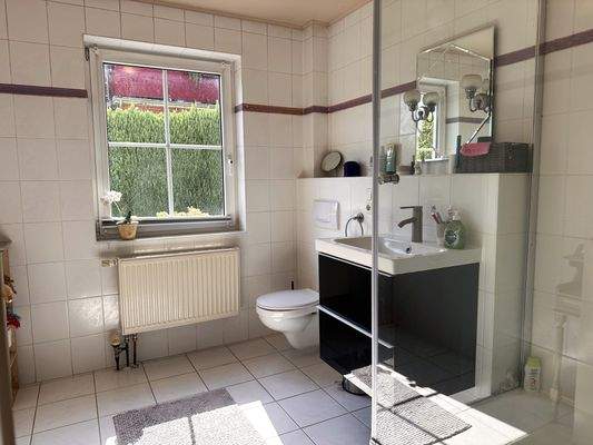 Modernes und zeitloses Duschbad auf der unteren Ebene