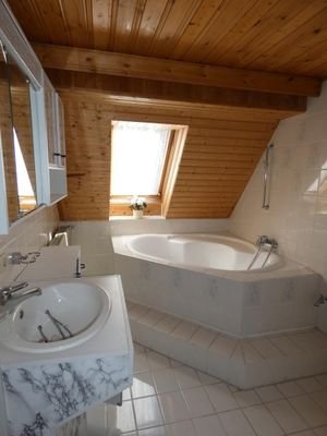 Badezimmer im DG
