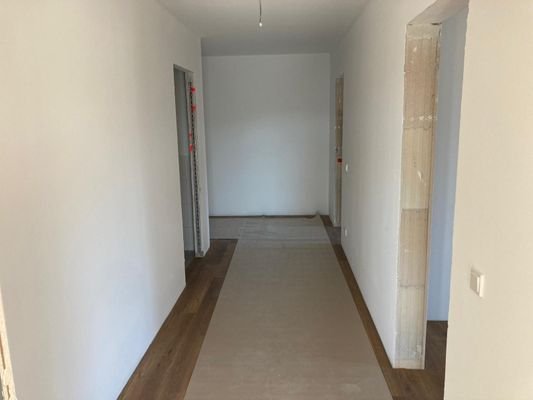 Breiter Flur bietet Platz für eine Garderobe