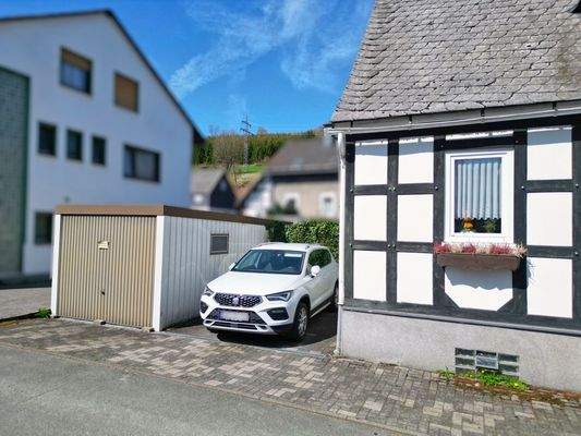 Eine Garage sowie zwei Stellplätze direkt am Haus
