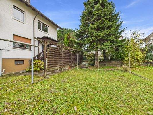 Garten mit Hauansicht