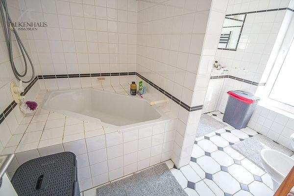 Erdgeschoss - Baderaum mit Badewanne