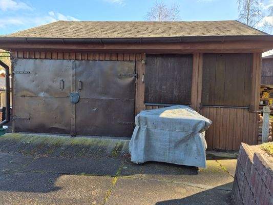 Garage mit Schuppen