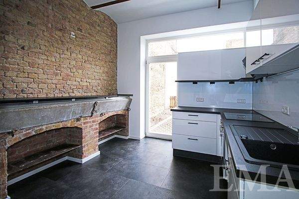 Küche mit Einbauküche und Terrassenzugang