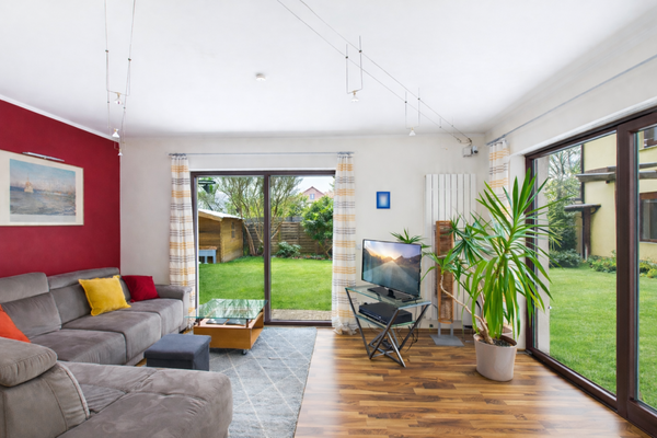 Helles Wohnzimmer mit Übergang in den Garten