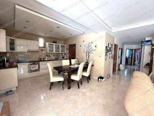 Wohn-/Esszimmer mit offener Küche