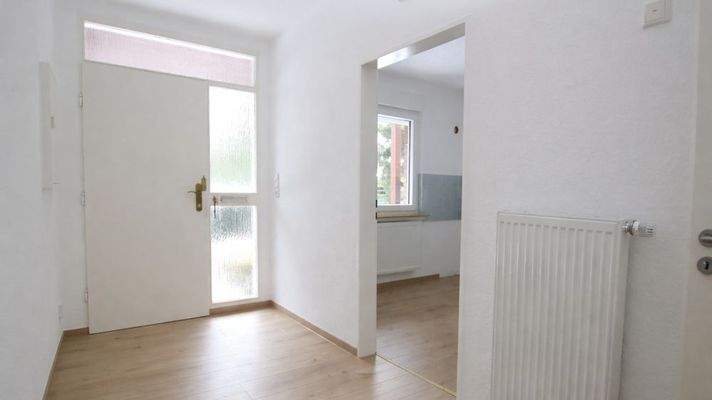 Eingangsflur mit Blick in die Küche