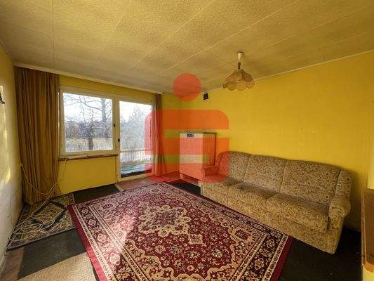 Wohnzimmer mit Zugang zum Balkon