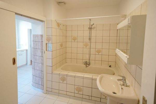 Bad mit Blick zur Küche.jpg